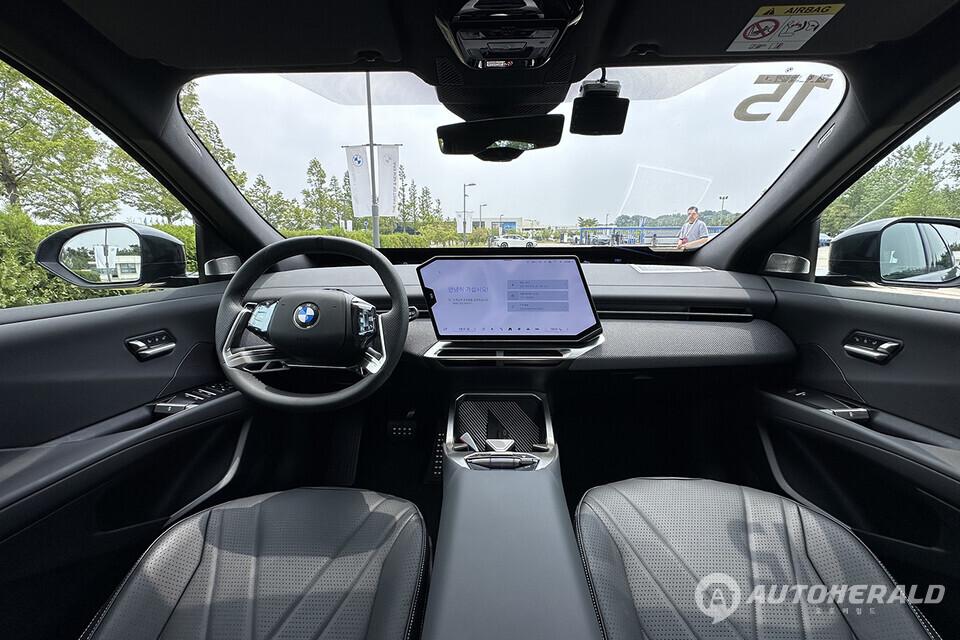 신형 iX3 실내는 이전 BMW 라인업 모델 뿐 아니라 최근 출시되던 여느 경쟁모델과도 완전히 다른 분위기를 전달한다(오토헤럴드 김훈기 기자)