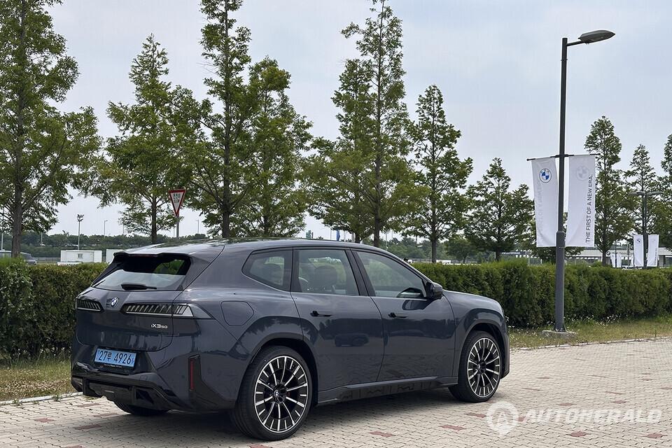 신형 iX3는 노이어 클라쎄 시대의 출발점이자 BMW 전기차 전략의 미래를 보여주는 첫 번째 모델로 평가된다(오토헤럴드 김훈기 기자)