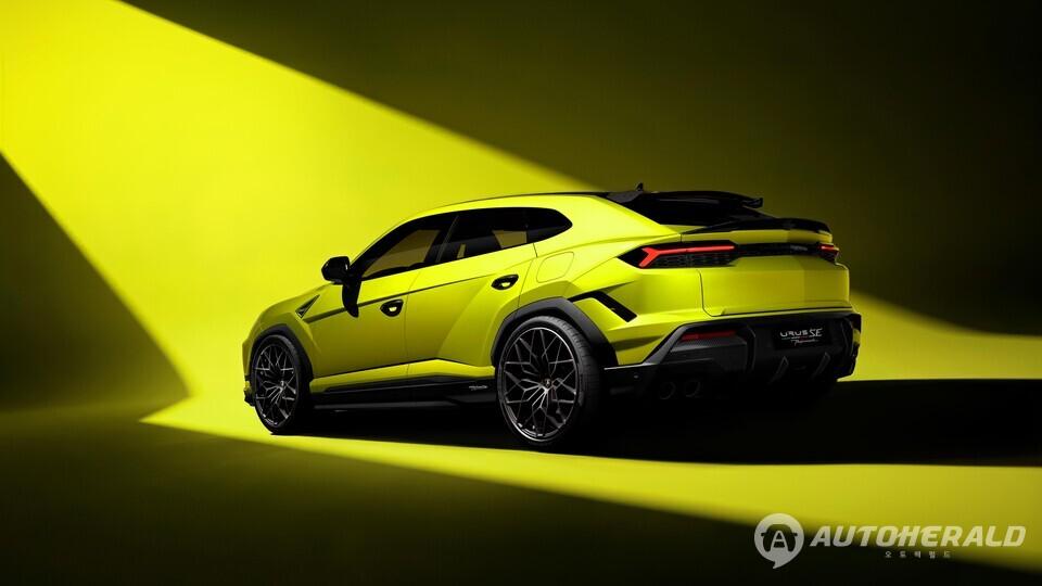 우루스 SE 퍼포만테의 디자인은 ‘대담한 스포츠성(Bold Sportiness)’이라는 콘셉트를 중심으로 개발됐다. (람보르기니)