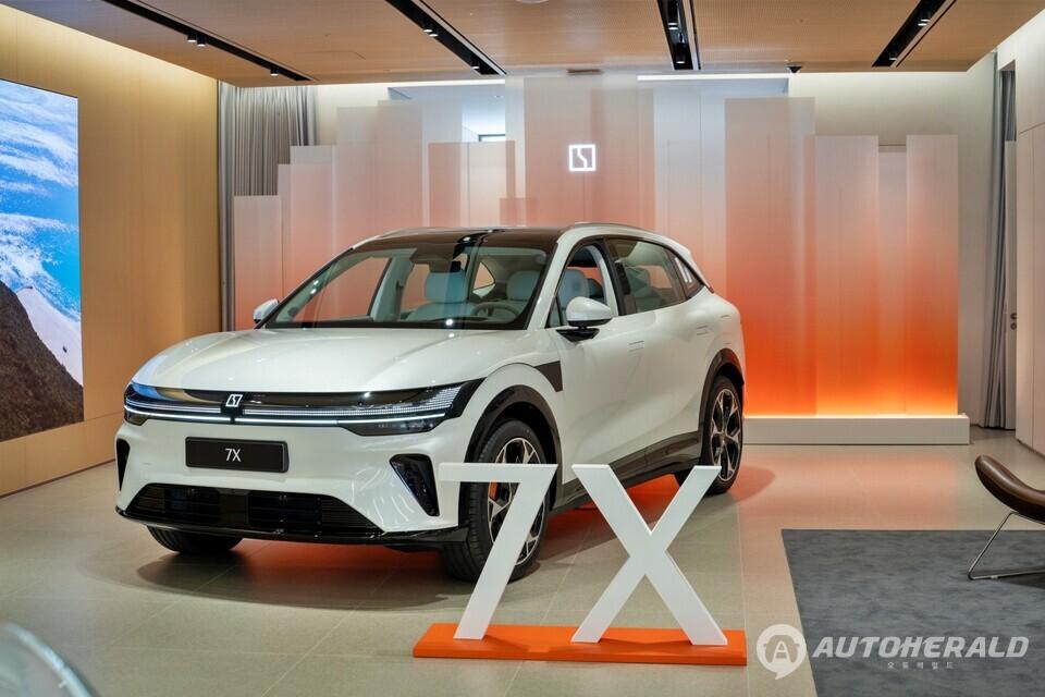 지커(Zeekr)의 중형 전기 SUV '7X'가 약 한 달 만에 국내 사전 예약 대수 1000대를 돌파했다(지커)