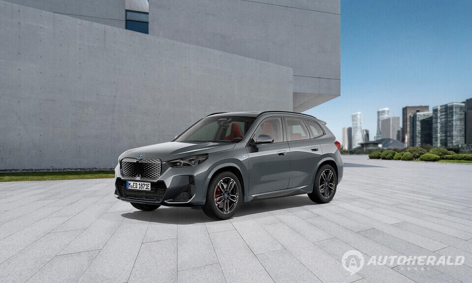 iX1 eDrive20 M 스포츠 프로 BEV 패밀리 에디션은 차별화된 외장 색상과 M 스포츠 프로 패키지를 더해 희소성을 높였다(BMW)
