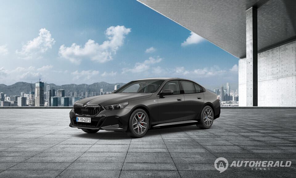 i5 eDrive40 M 스포츠 프로 BEV 패밀리 에디션은 감각적인 외장색을 더하고 역동적인 주행 감성을 극대화한 한정 판매 모델이다(BMW)