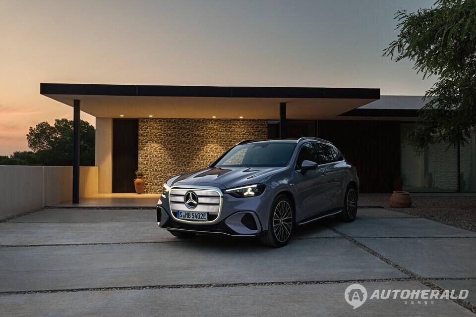 벤츠코리아가 글로벌 베스트셀러 'GLC'의 첫 순수전기차 버전 '디 올 뉴 메르세데스 벤츠 일렉트릭 GLC'의 국내 사전 계약을 실시한다고 9일 밝혔다(벤츠) 