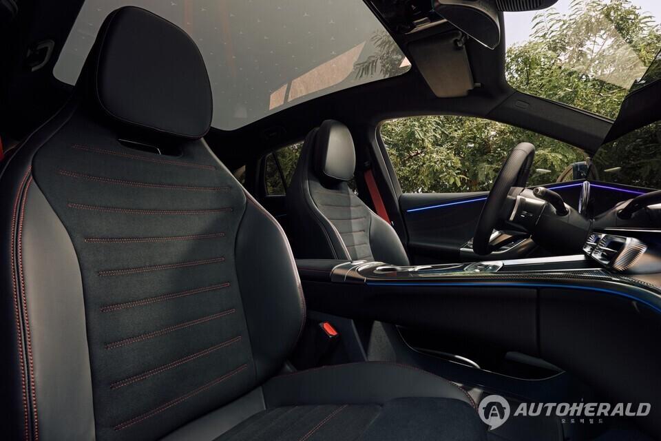 국내 판매 가격은 GLC 300 4MATIC AMG 라인 일렉트릭 9000만 원, GLC 300 4MATIC AMG 라인+ 일렉트릭 9480만 원이다(벤츠)