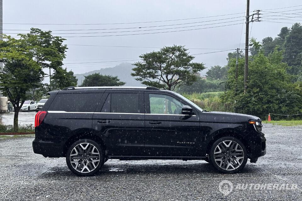 익스페디션은 대형 SUV 특유의 압도적인 공간 활용성과 강력한 엔진, 최신 디지털 UX, 그리고 장거리 주행에서 더욱 빛을 발하는 승차감까지 다양한 매력을 지녔다(오토헤럴드 김훈기 기자)