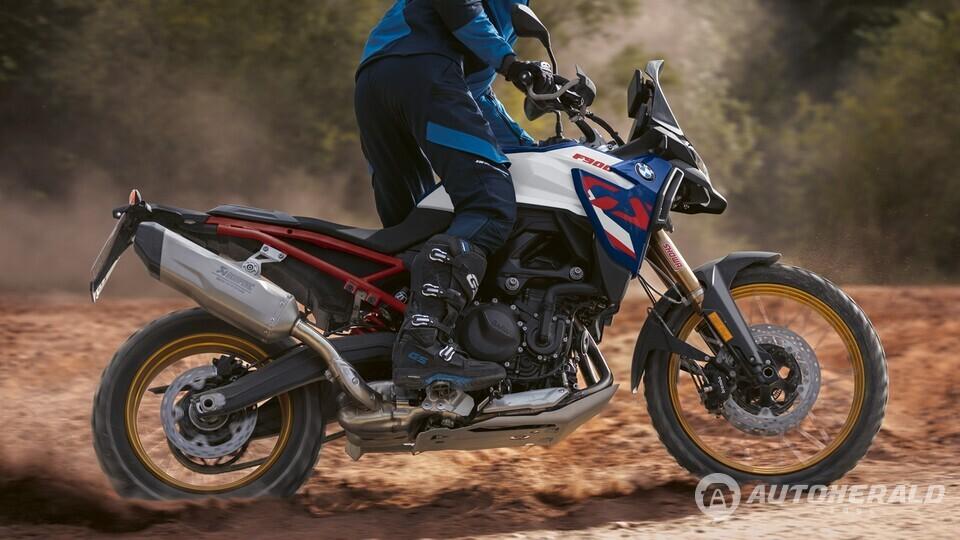 BMW F 900 GS 엔듀로 프로 에디션에는 최고출력 105마력, 최대토크 9.5kg·m를 발휘하는 895cc 수랭식 직렬 2기통 엔진이 탑재된다(BMW)