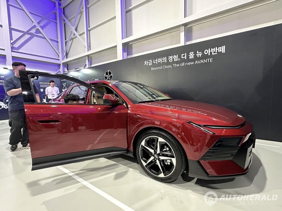 디 올 뉴 아반떼의 초기 흥행은 파격적인 디자인을 바탕으로, 공간성, 안전성, 주행 성능, 편의 및 디지털 사양 등 전반적인 상품성을 차급 이상으로 끌어올린 점이 주효했던 것으로 분석된다(오토헤럴드 DB)