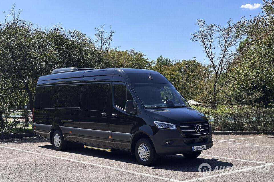 더 밴(The Van)이 메르세데스 벤츠 스프린터 519 CDI를 기반으로 제작한 영업용 15인승 모델은 전장이 무려 7367mm에 달하고 전고도 2705mm나 된다(오토헤럴드 김훈기 기자)