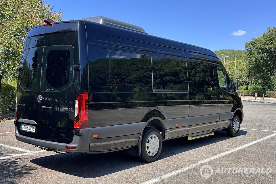 9990만 원부터 시작하는 가격을 고려하면 해당 모델의 목적은 명확하다(오토헤럴드 김훈기 기자)