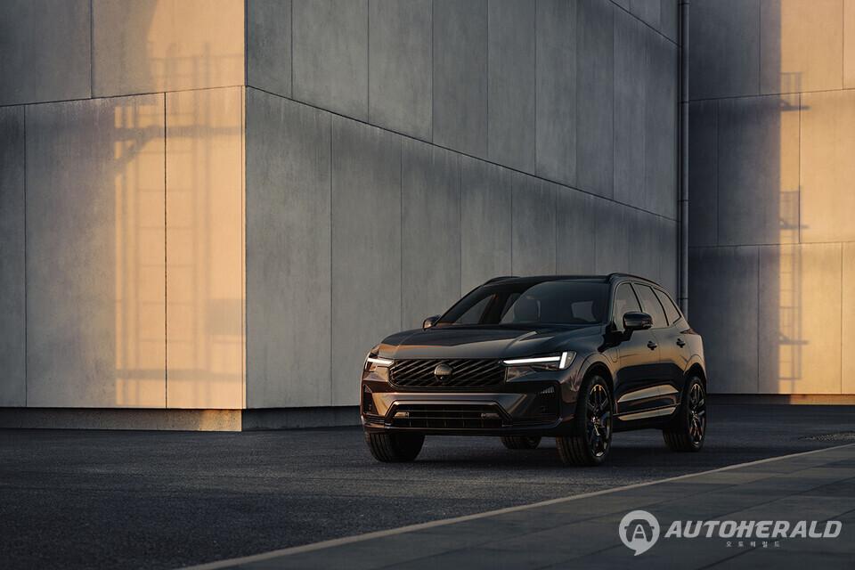 이번 변화에서 XC60은 전동화 시스템뿐 아니라 내외관 디자인을 대대적으로 변경했다(볼보)