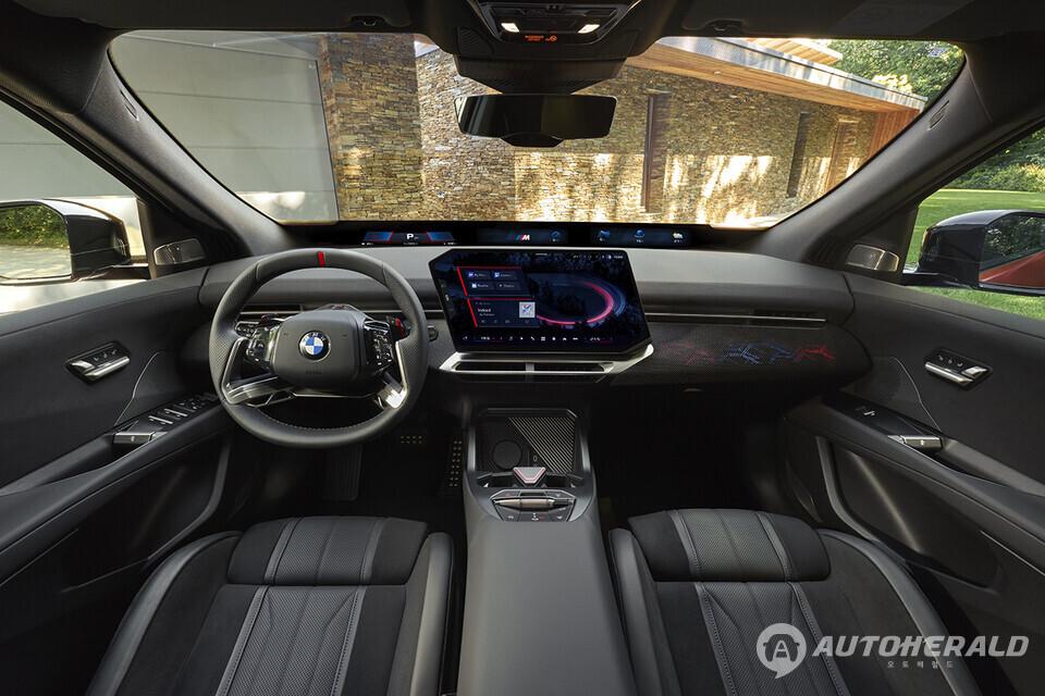 BMW는 신형 iX4 40 xDrive와 50 xDrive를 시작으로 2027년 1월부터 고성능 M60 xDrive의 주문을 받을 예정이다(BMW)