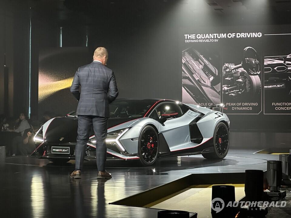 레부엘토 SV는 람보르기니의 고성능 모델을 상징하는 '슈퍼 벨로체(Super Veloce)' 계보를 잇는 한정판이다(오토헤럴드 김훈기 기자)